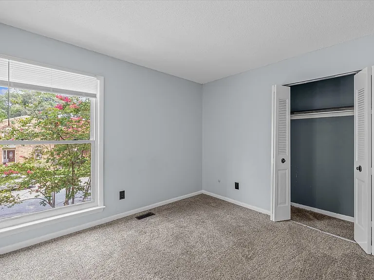 5021 Clairmont Ct — Photo 6