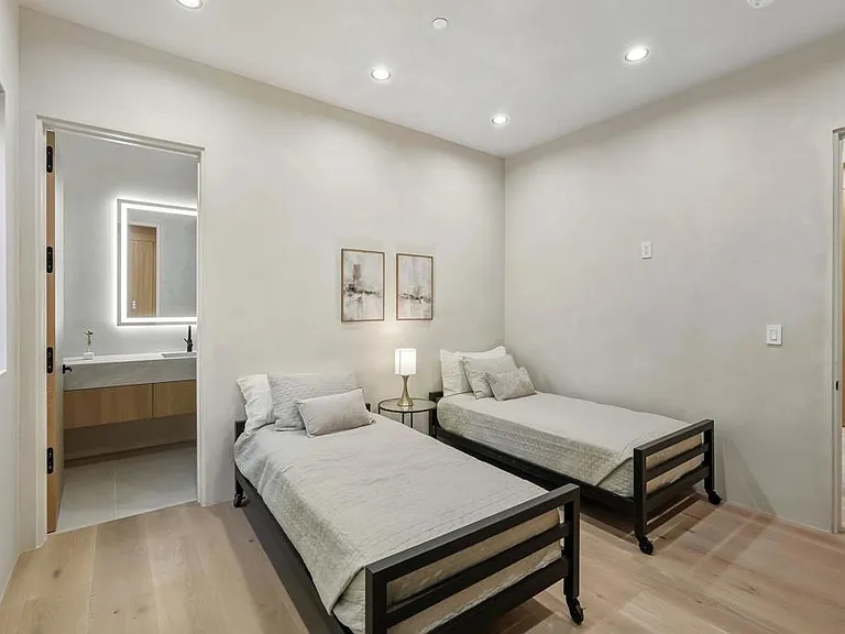824 N Curson Ave — Photo 38