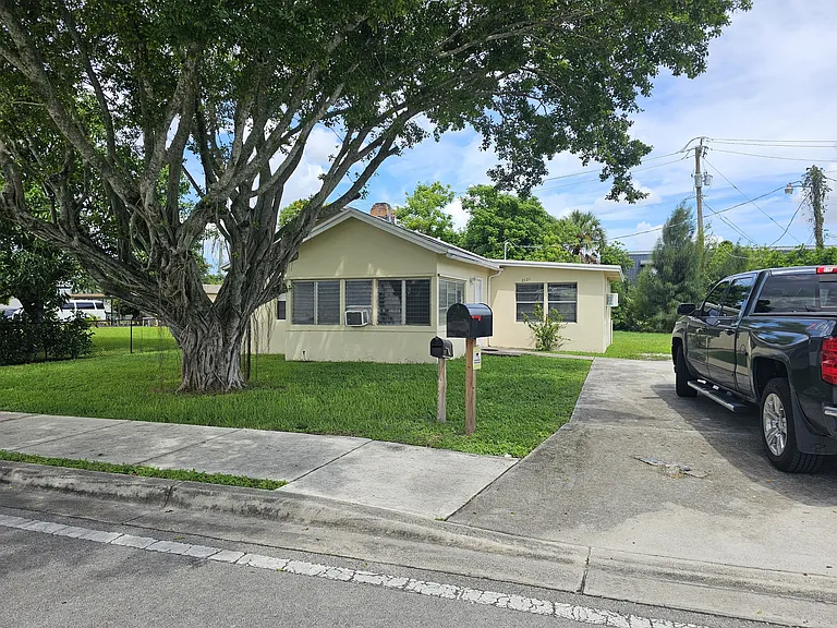 2121 NW 28th St — Photo 18