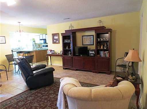 3rd image of 1219 Country Club Dr