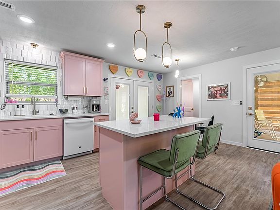 5th image of 110 SE 11th St