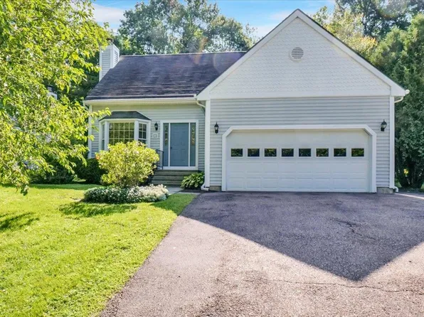 14 Chestnut Lane, Essex Junction, VT 05452