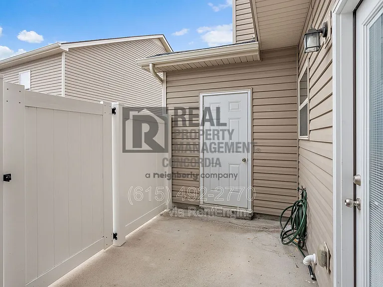 1702 Sprucedale Dr — Photo 22