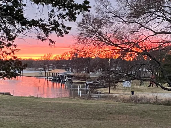316 Comanche Dr, Lake Kiowa, TX 76240