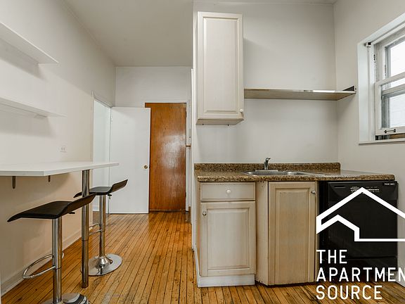 4th image of 2334 N Wayne Ave #1R