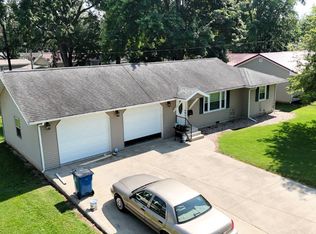 112 W Young Dr, Fairfield, IL 62837