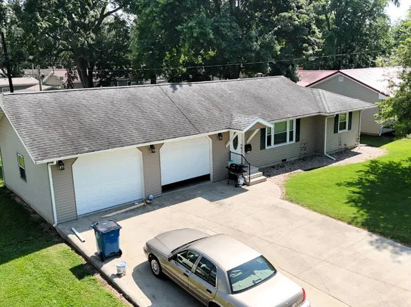 112 W Young Dr, Fairfield, IL 62837