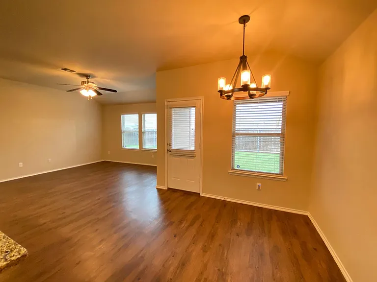 2105 Meadow Park Dr — Photo 8