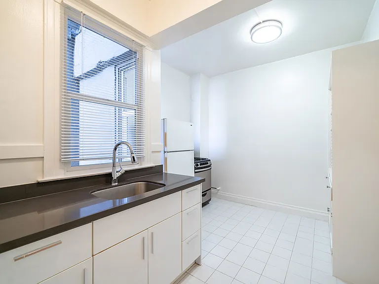 Larkin Street Apartments — Photo 11