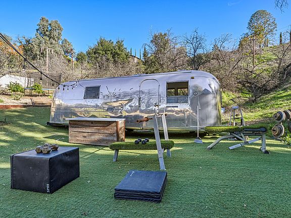 3rd image of 4001 Topanga Canyon Blvd