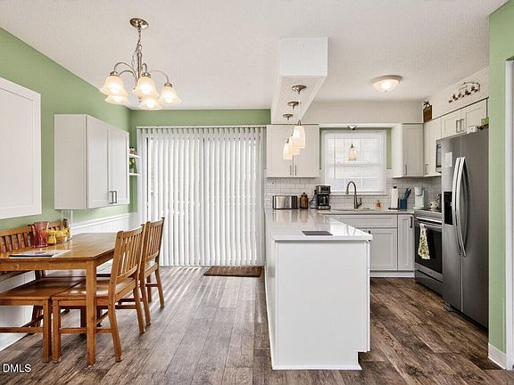 5th image of 1042 Nottingham Ct