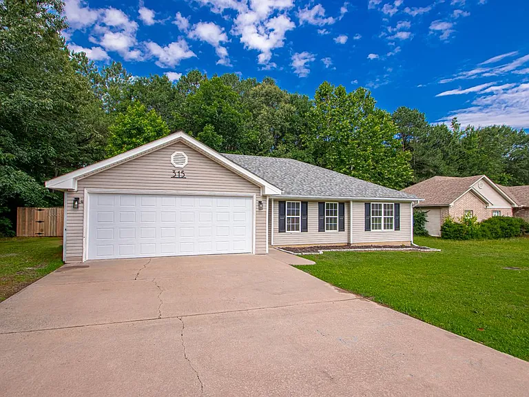 315 Autumn Dr — Photo 2