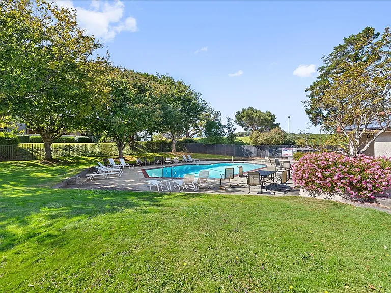 9 Heritage Ct — Photo 45