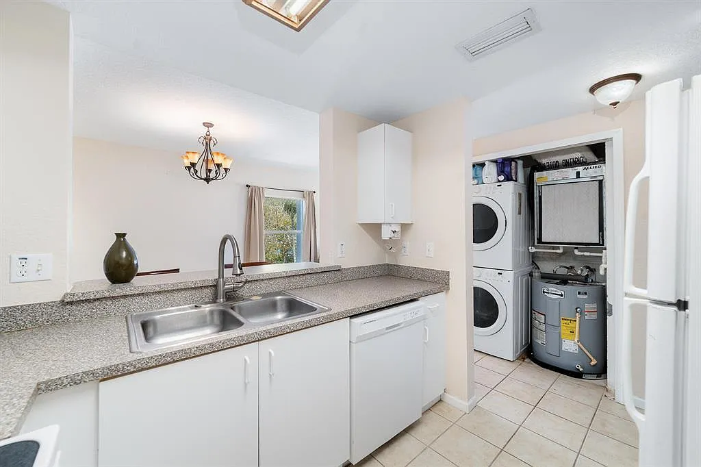 3 bed, 2.0 bath, 1200 sqft, $2,600 — Photo 2