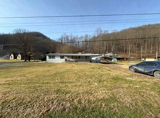 47 Elizabeth St, Madison, WV 25130