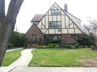 90 Poplar St, Garden City, NY 11530
