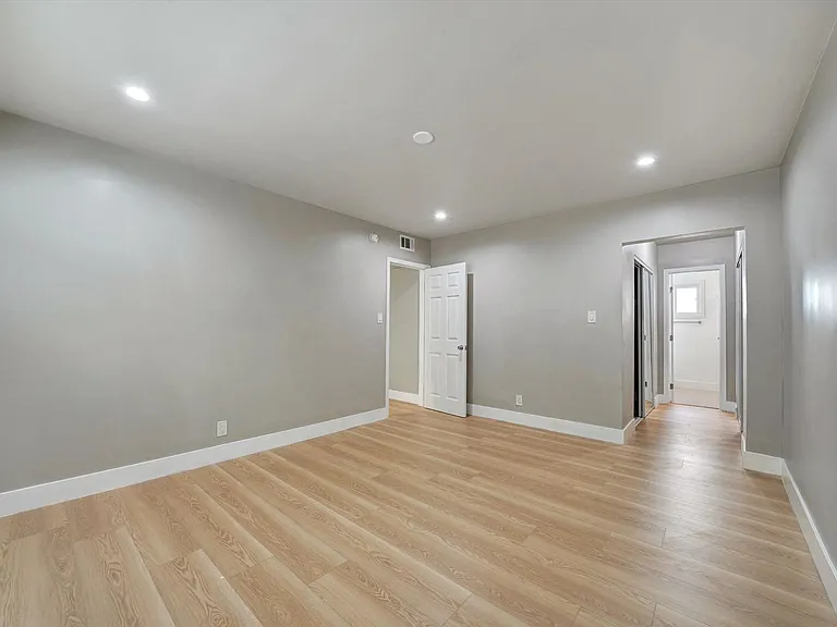 2040 S Sherbourne Dr — Photo 22