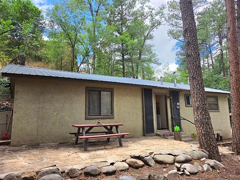 105 Sleepy Hollow Rd — Photo 1