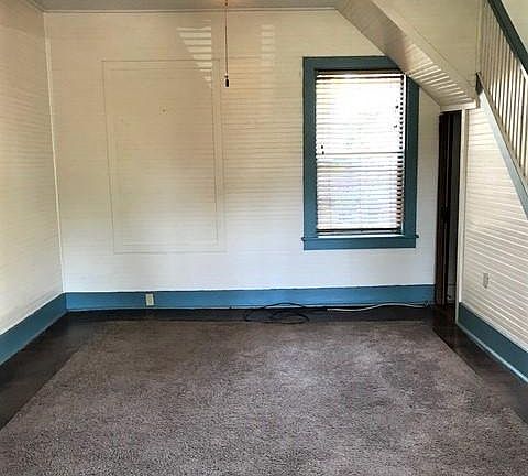 5th image of 33 Dix Ave