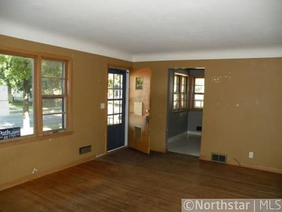 4th image of 3539 2nd St NE