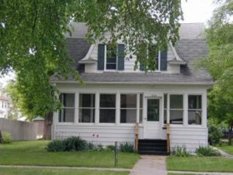 1st image of 1022 College St N