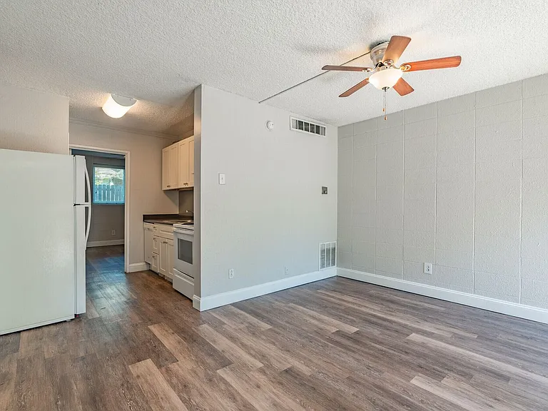 1639 Monroe Ave — Photo 3