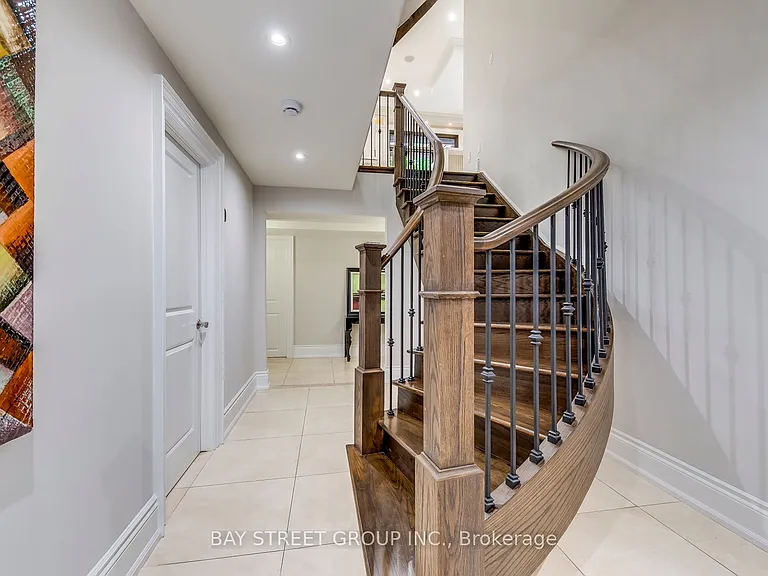 452 Avon Cres — Photo 44