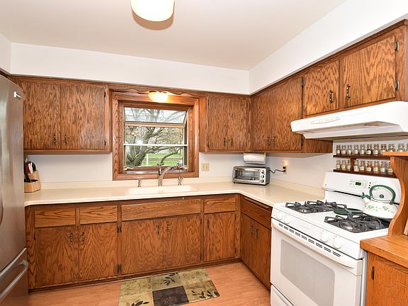 4th image of 3320 E Woodview Ave