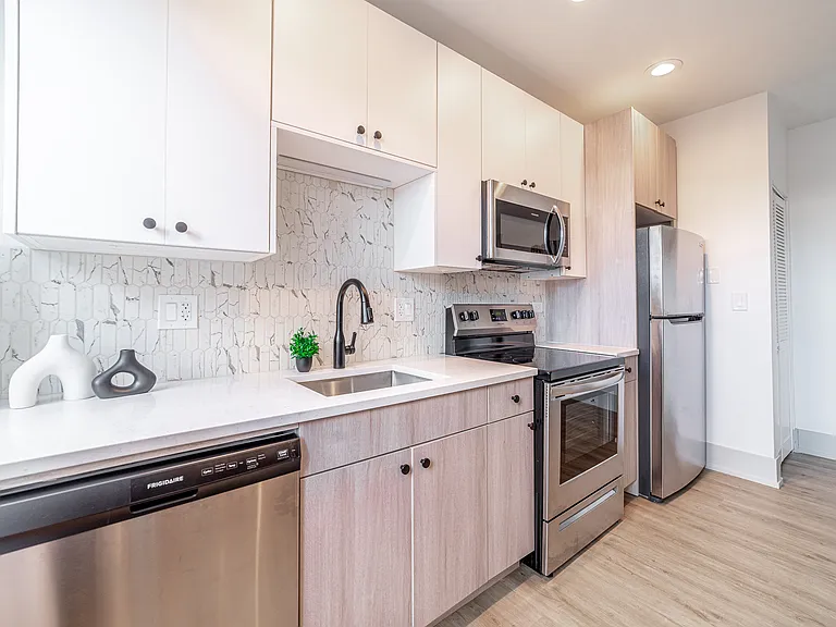 3546 N Southport Ave #204 — Photo 6