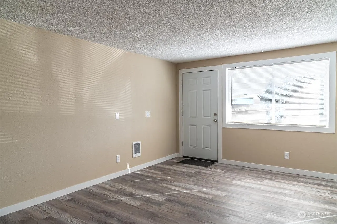 2 bed, $1,600 — Photo 4