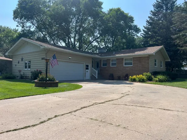 1889 Eisenhower Cir, Aberdeen, SD 57401