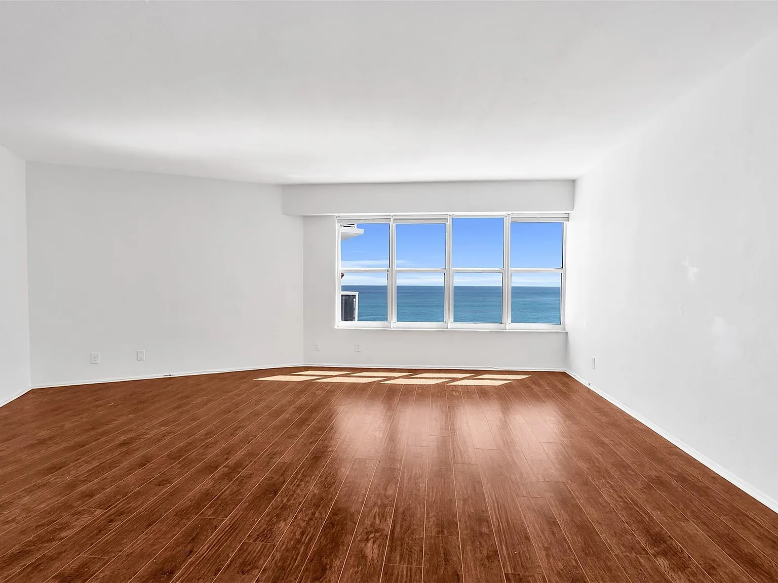 Royal Ambassador Condo — Photo 4
