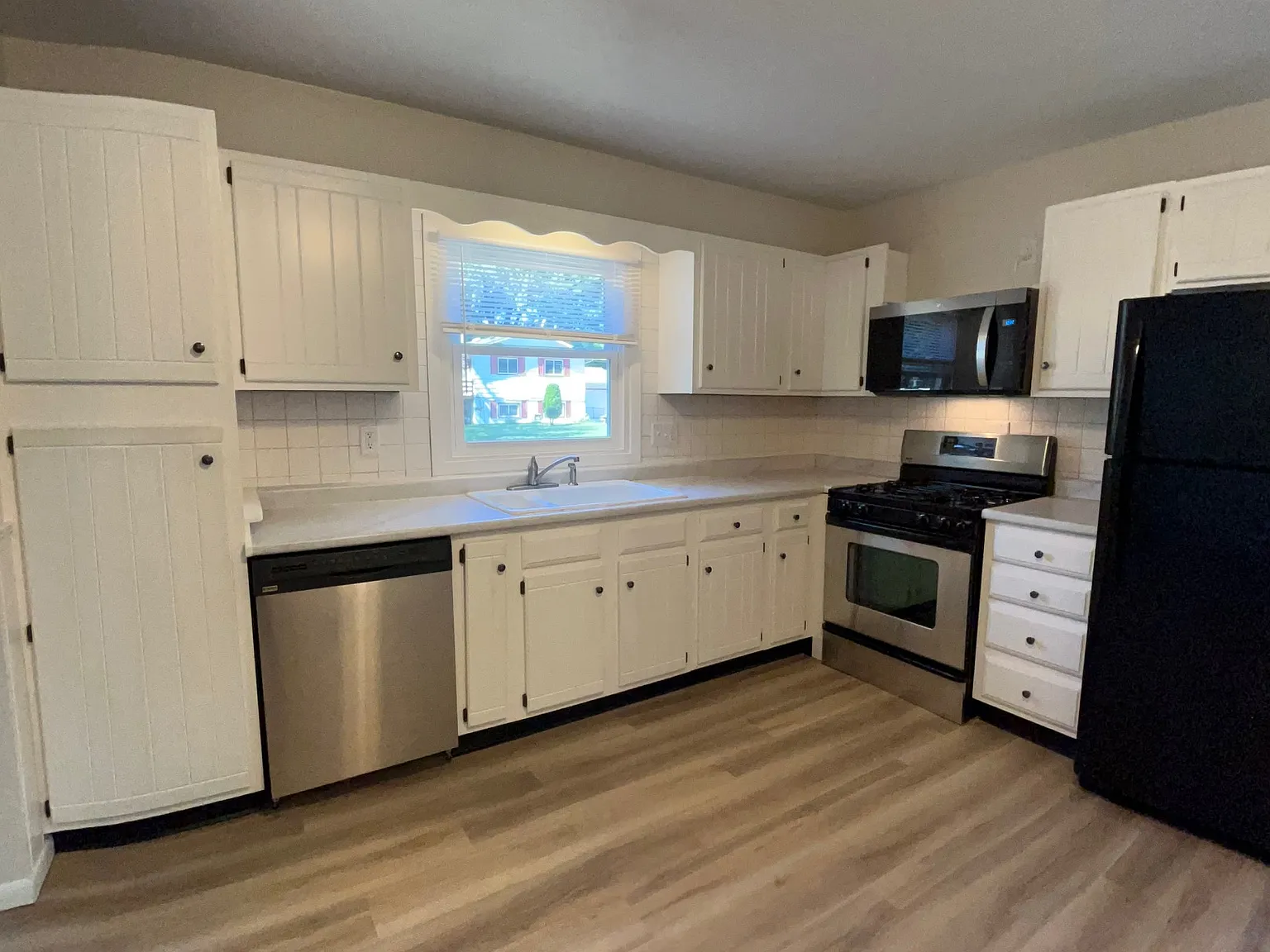 3 bed, 1.5 bath, 1025 sqft, $1,695 — Photo 3