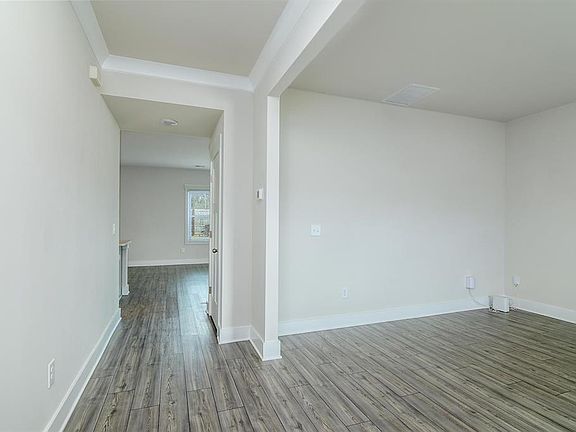 5th image of 325 Roderick Ln