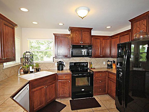 3rd image of 516 Neches Dr