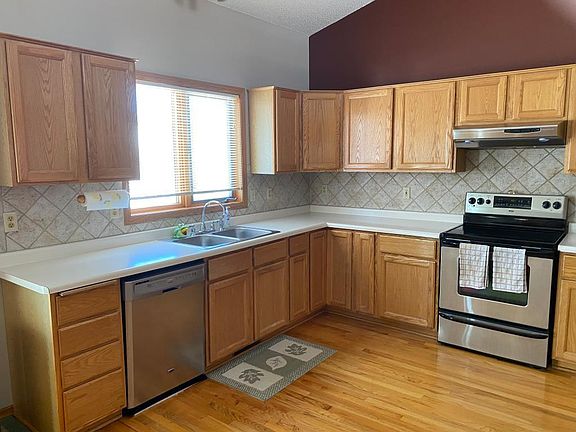3rd image of 3825 Yellowstone Ct N