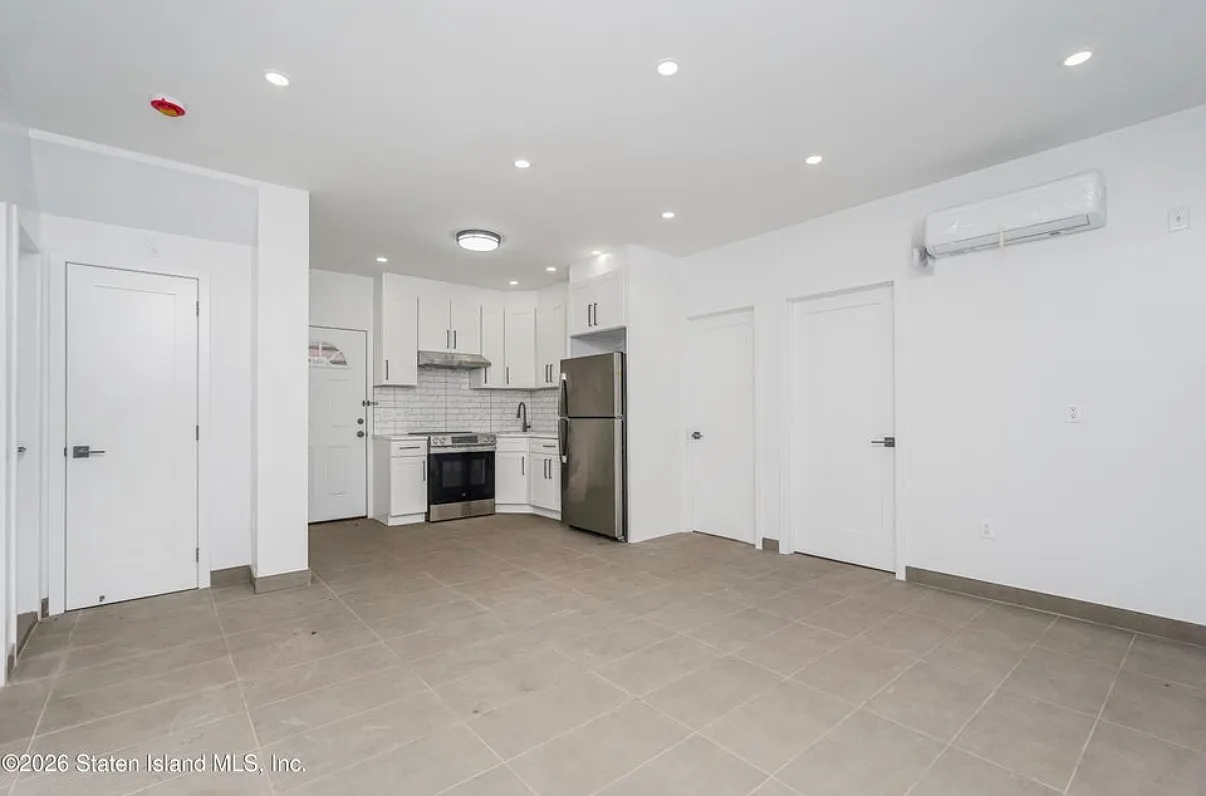 2 bed, 650 sqft, $2,400 — Photo 3