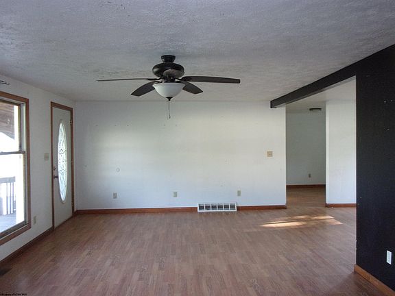 4th image of 429 Main St