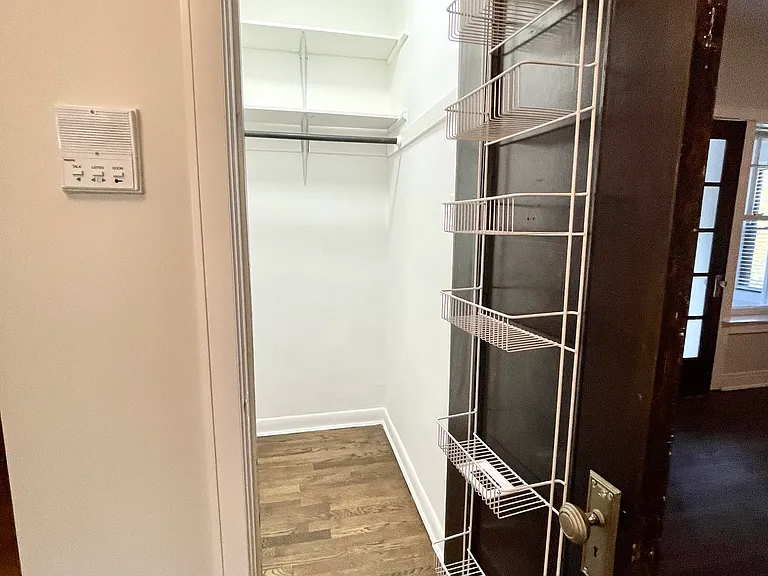 1411 W Greenleaf Ave #2E — Photo 2