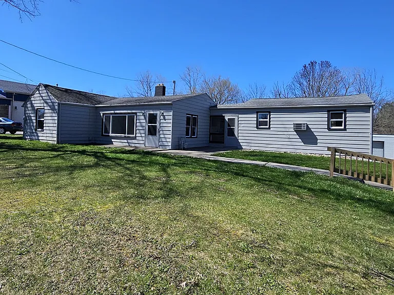4660 Darrow Rd — Photo 2