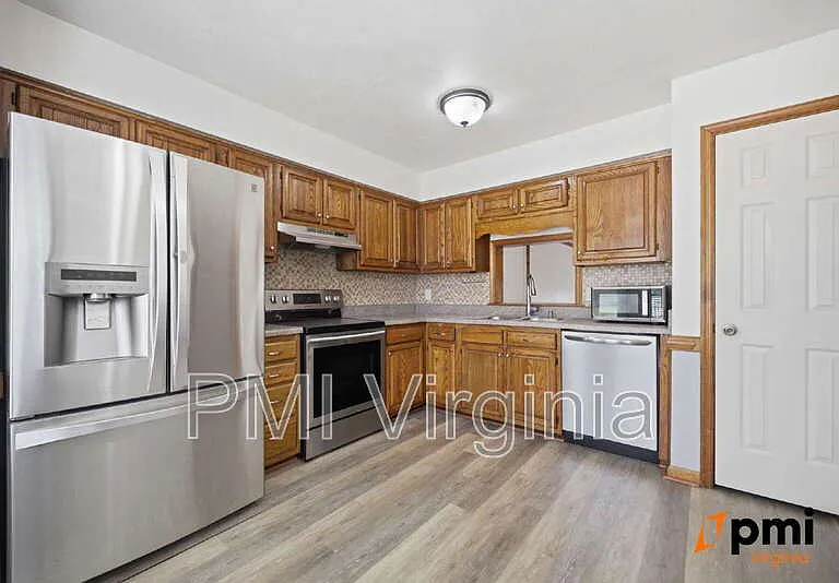 202 Stonehall Ct — Photo 9