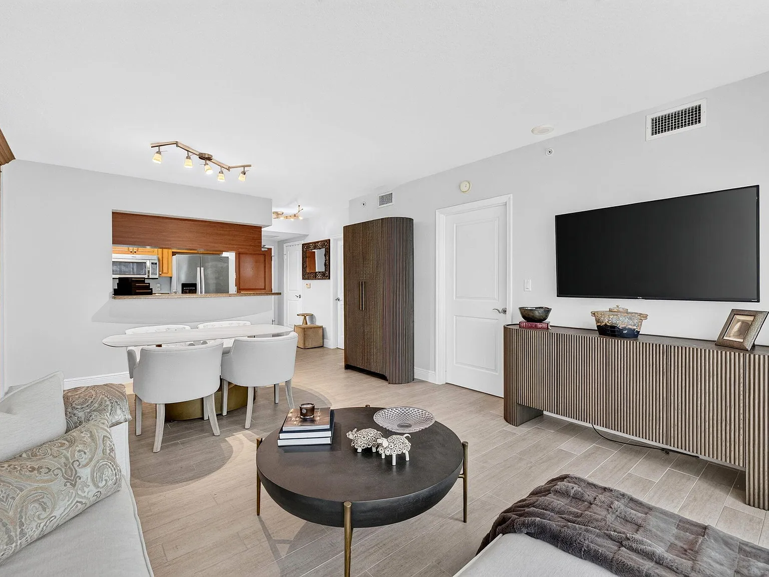 347 N New River Dr E — Photo 3