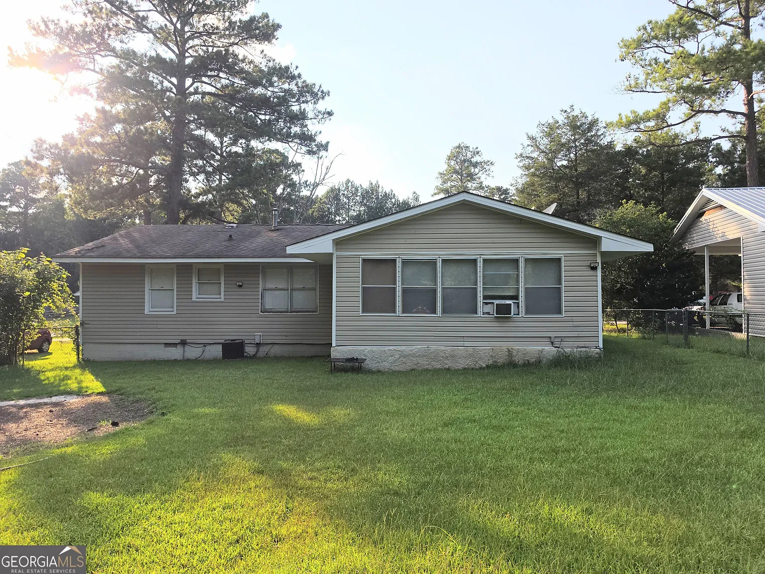 3 bed, 1.5 bath, 1458 sqft, $1,300 — Photo 2