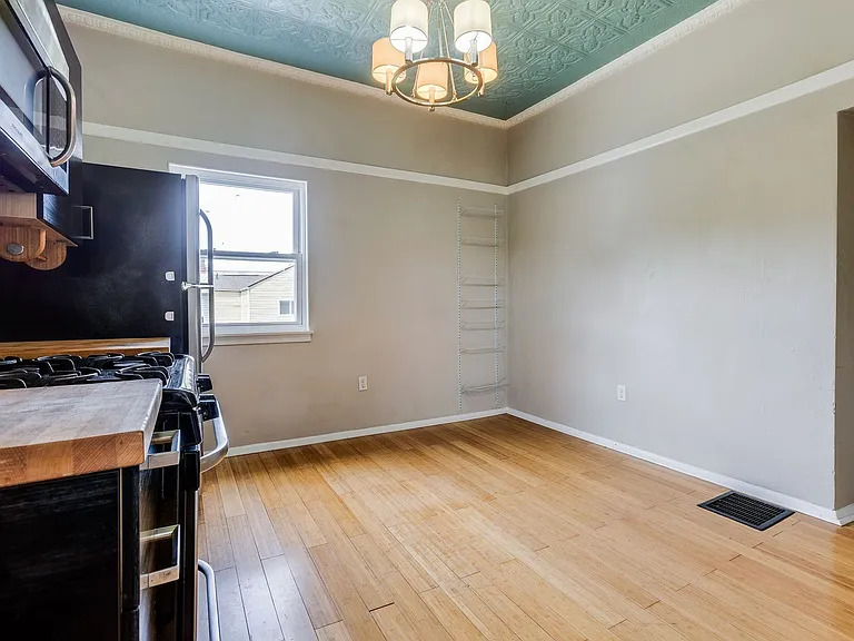 Great building with off street parking, views of the city, laundry on site! — Photo 40