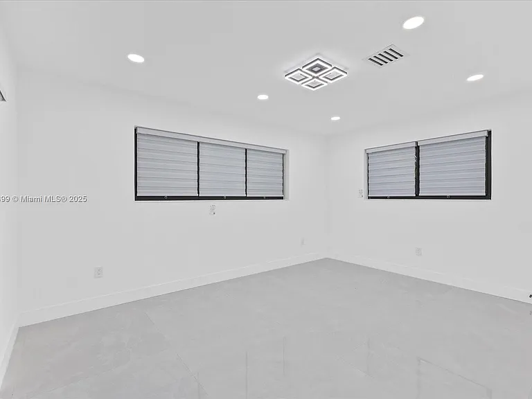 19511 NE 18th Pl — Photo 9