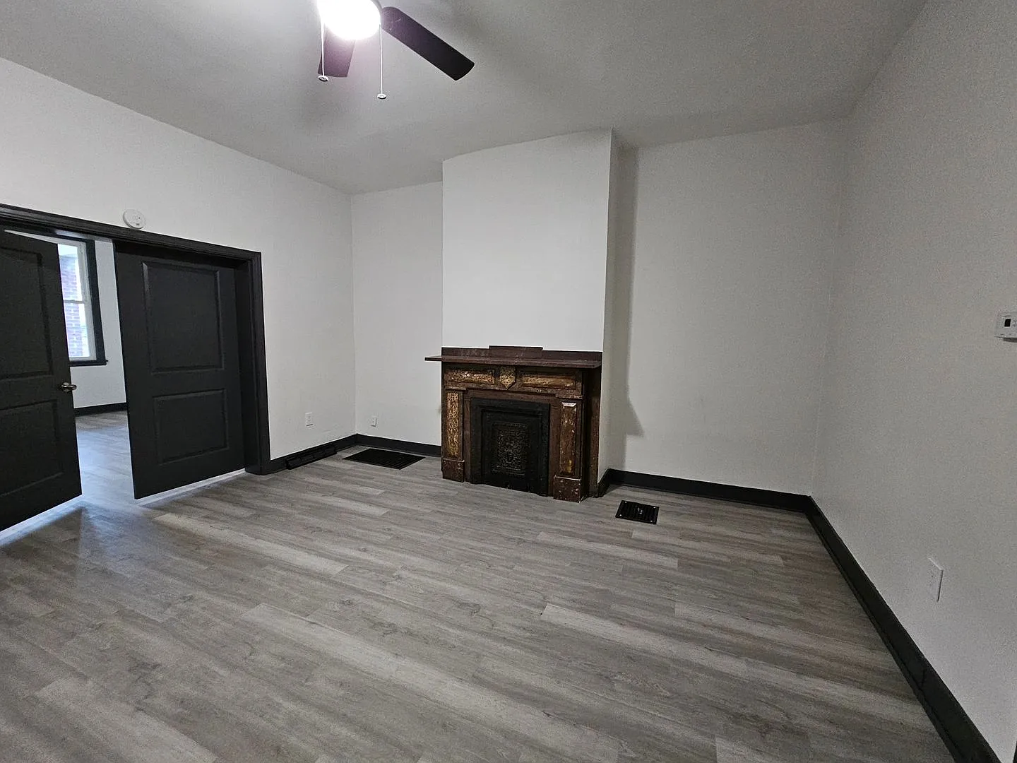 Newly Renovated 1 bedroom 1 bathroom Apartment for rent — Photo 3