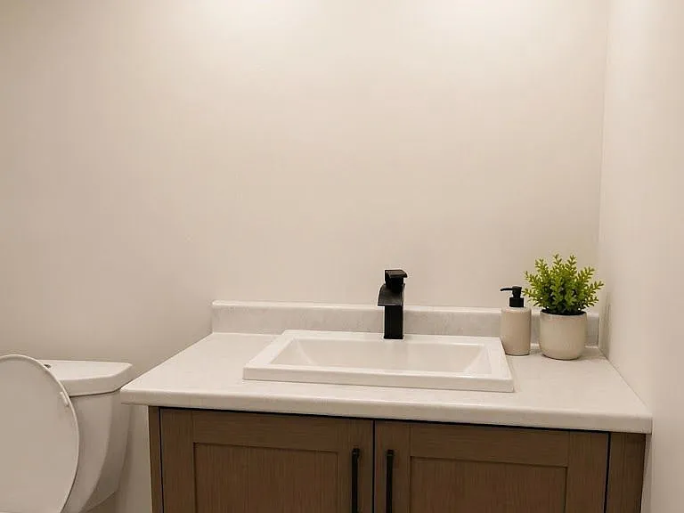 37 Madawaska Ave — Photo 6