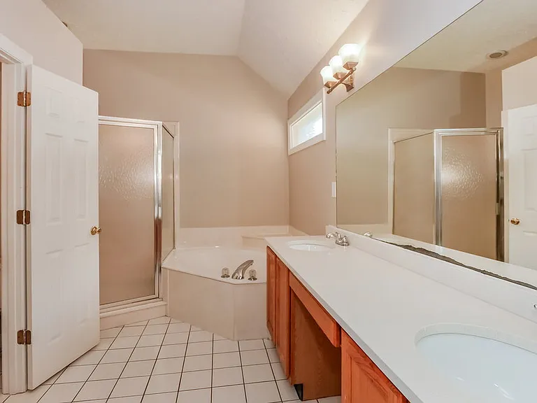 8633 Meadow Green Dr — Photo 12