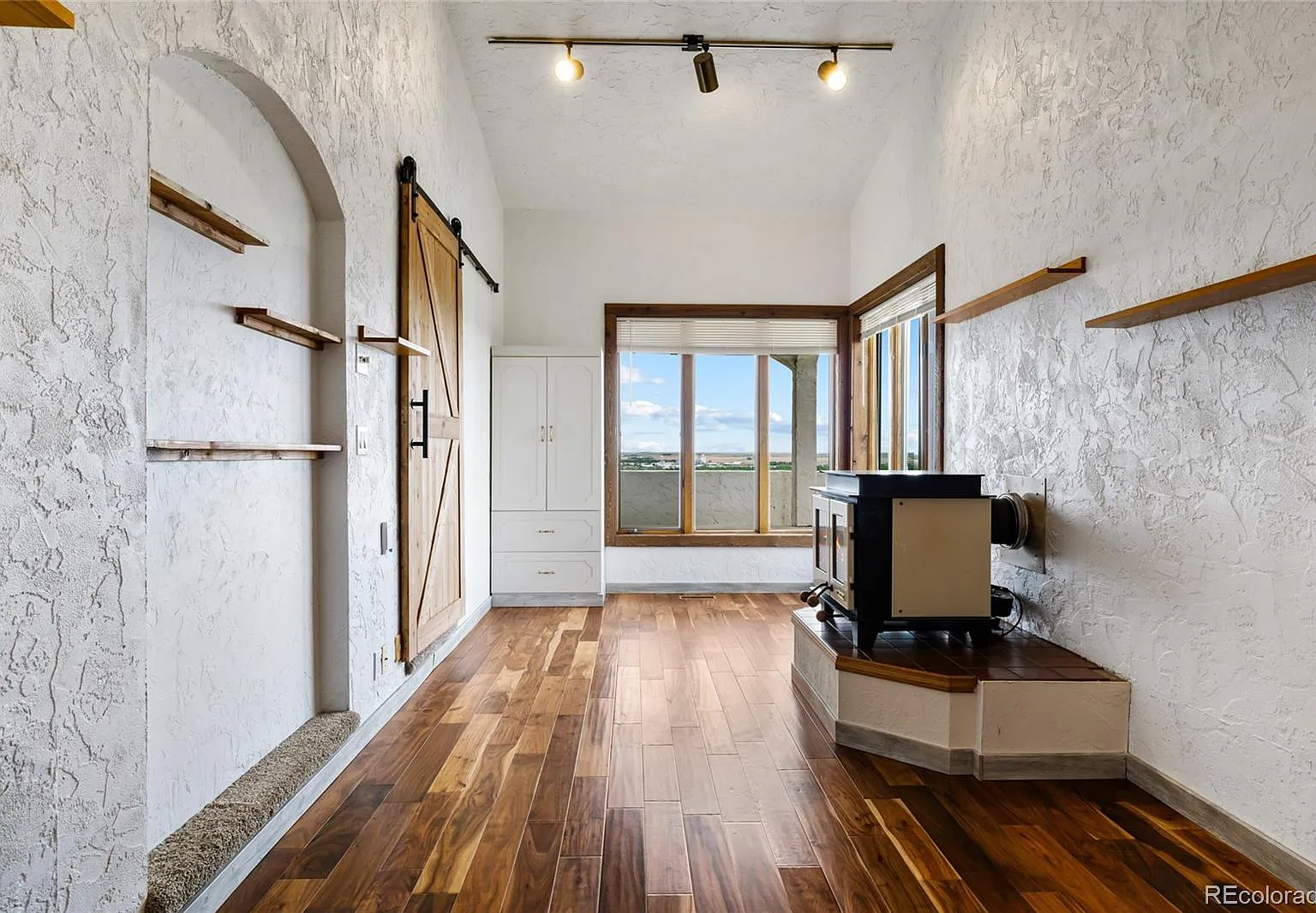 4 bed, 2.0 bath, 2613 sqft, $4,000 — Photo 3