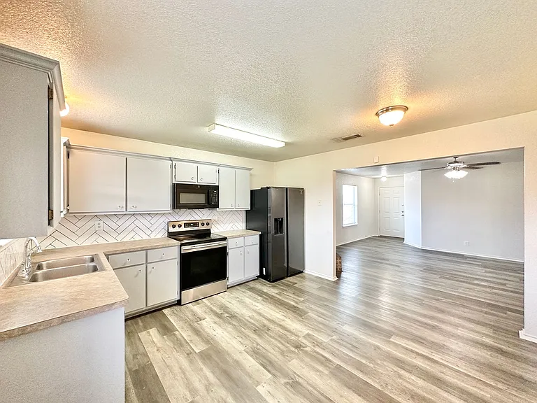 3900 Bolivar Dr — Photo 8